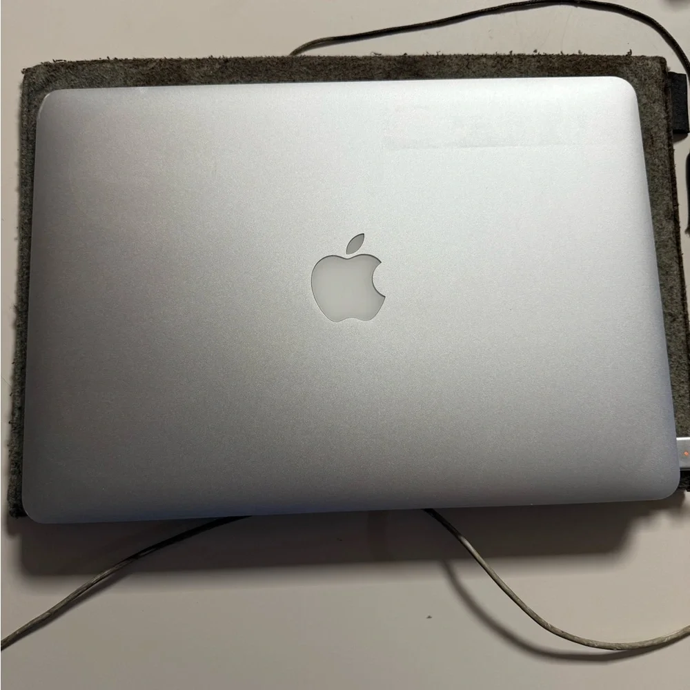 Apple MacBook Air 2014 - Silver 8gb ram 128gb ssd